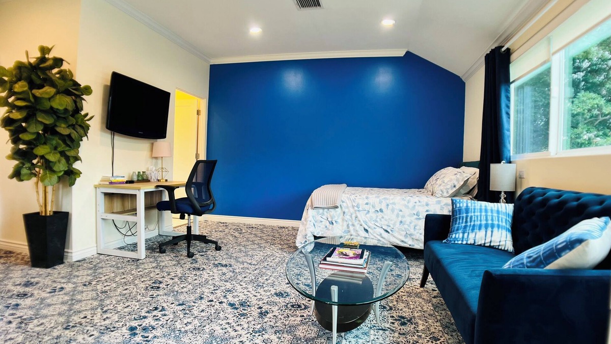 Hollywood Apartment | Hollywood top rated apartment with roof deck in prime location