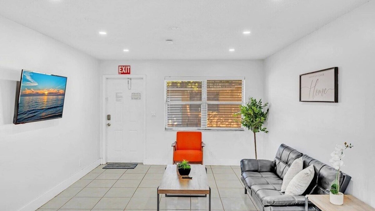 Royal Poinciana House | Hollywood Vacation in Perfect Beach Location HA01