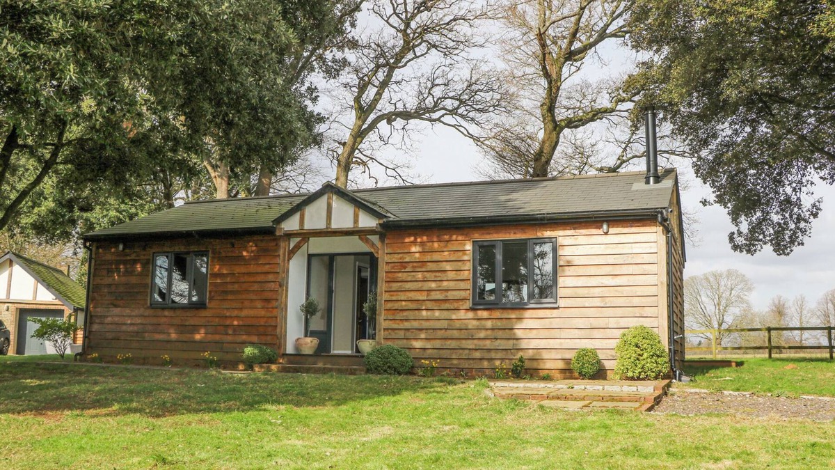Busbridge Cottage | HOLM OAKS COTTAGE, pet friendly, with open fire in Godalming