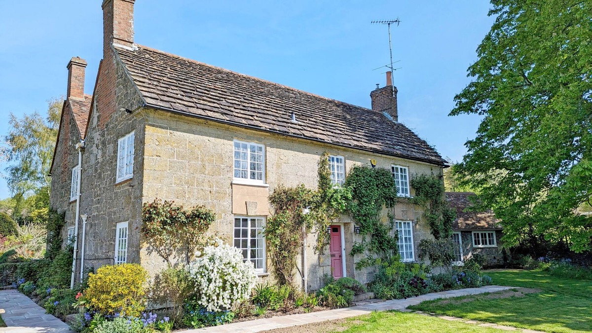 Pulborough Cottage | Holme Street House and Dove Cote Lodge - sleeps 12 guests in 5 bedrooms