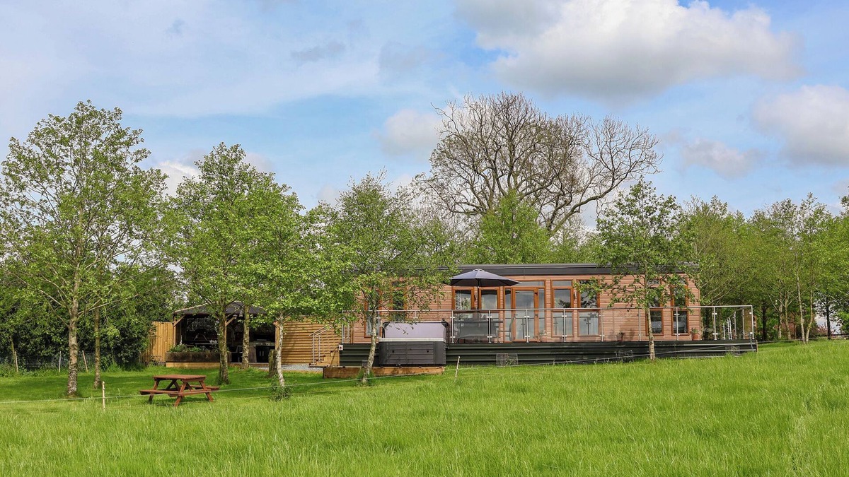 Market Drayton Cottage | HOLMSIDE, with hot tub in Market Drayton