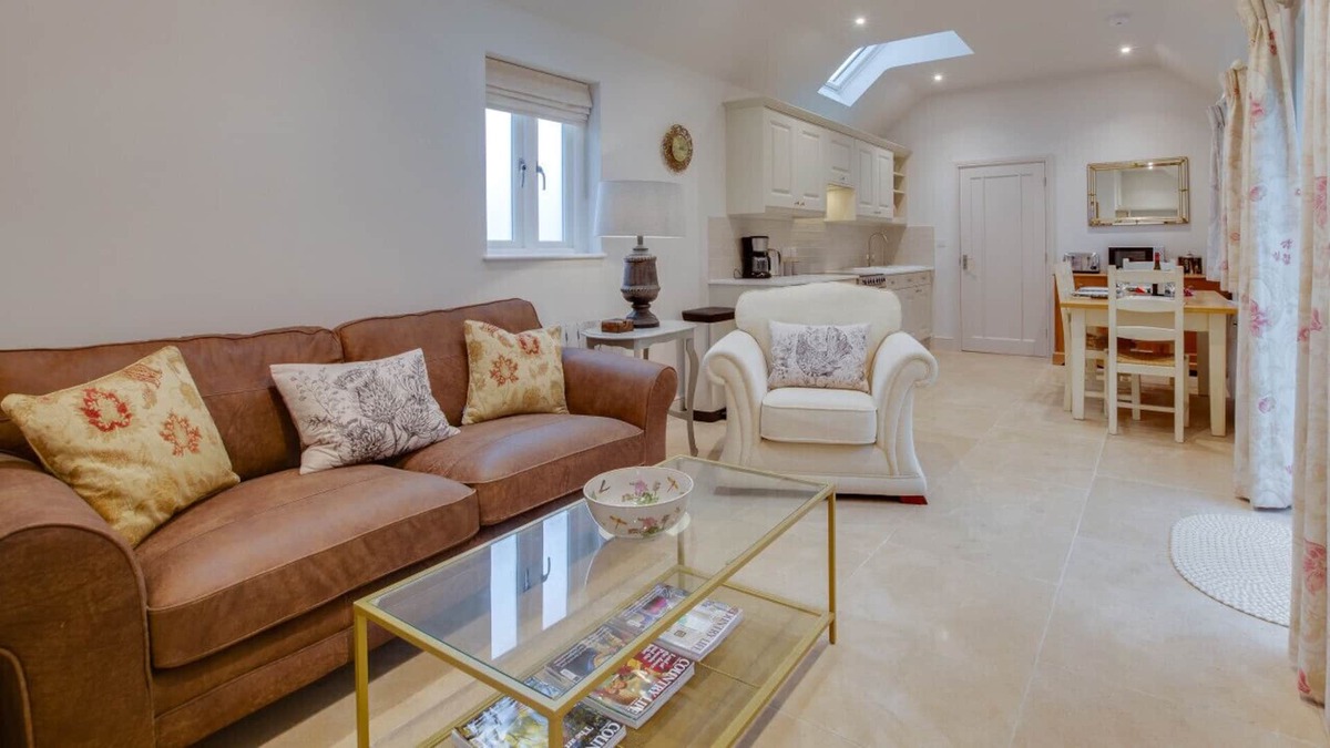 Ipswich House | Holmwood Lodge - Two Bedroom House, Sleeps 3