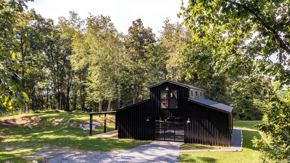 Bluff City House | Holston View HideawaynSpacious secluded Barn minutes from South Holston River.