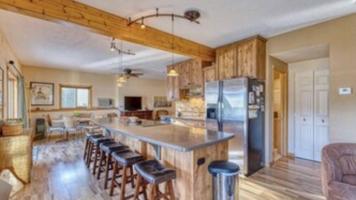 Wolf Creek Cabin | Holter Lake Cabin Getaway