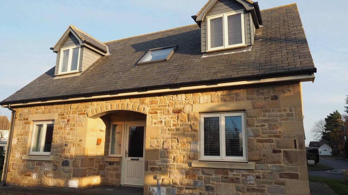 Berwick-upon-Tweed House | Holy Island is just 5 minutes away from this superbly equipped cottage.