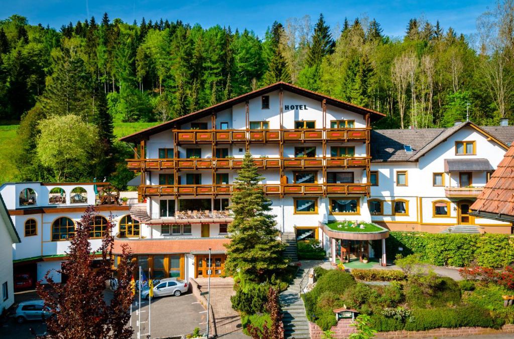 Schoenmuenzach Hotel | Holzschuhs Schwarzwaldhotel