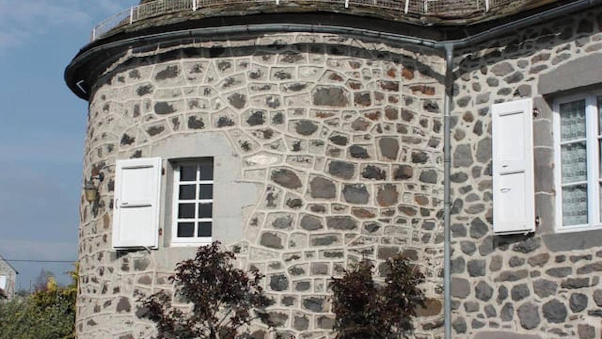 Saint-Martin-sous-Vigouroux Apartment | Homerez - Apartment Saint-Martin-Sous-Vigouroux