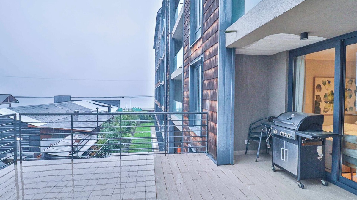 Puerto Varas Apartment | HOM I Terraza con vista parcial al Lago