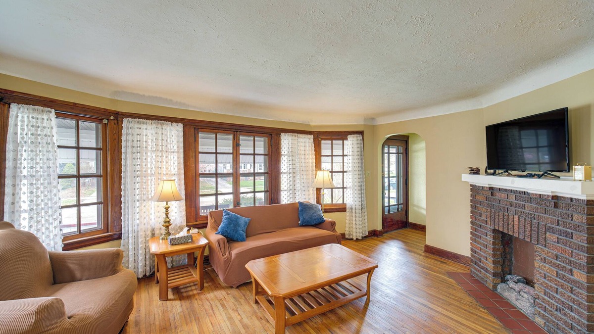Lakewood Cottage | Home 2 Mi to Lakewood Park & Solstice Steps!