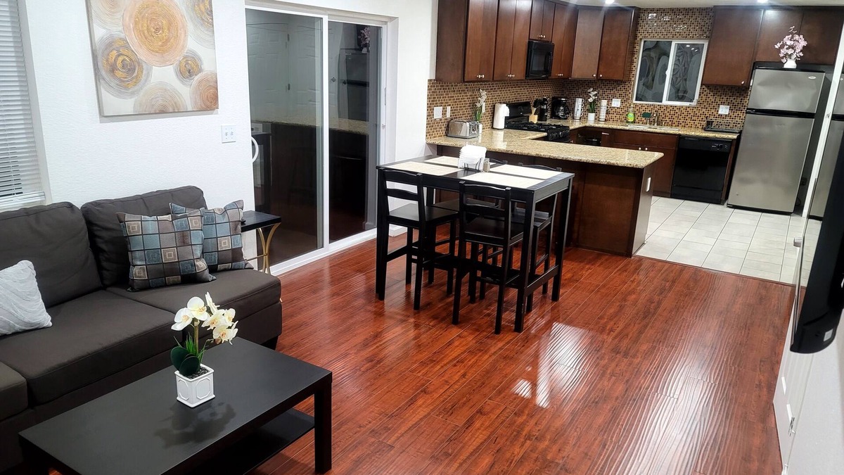 Mid-Wilshire House | Home 4 Beds & 2.5 Bath near Hollywood, Beverly Hills, Culver City, Santa Monica