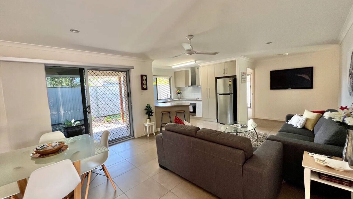 Bundaberg South Villa | Home away from home! Modern, comfortable, central, AC, Yard.