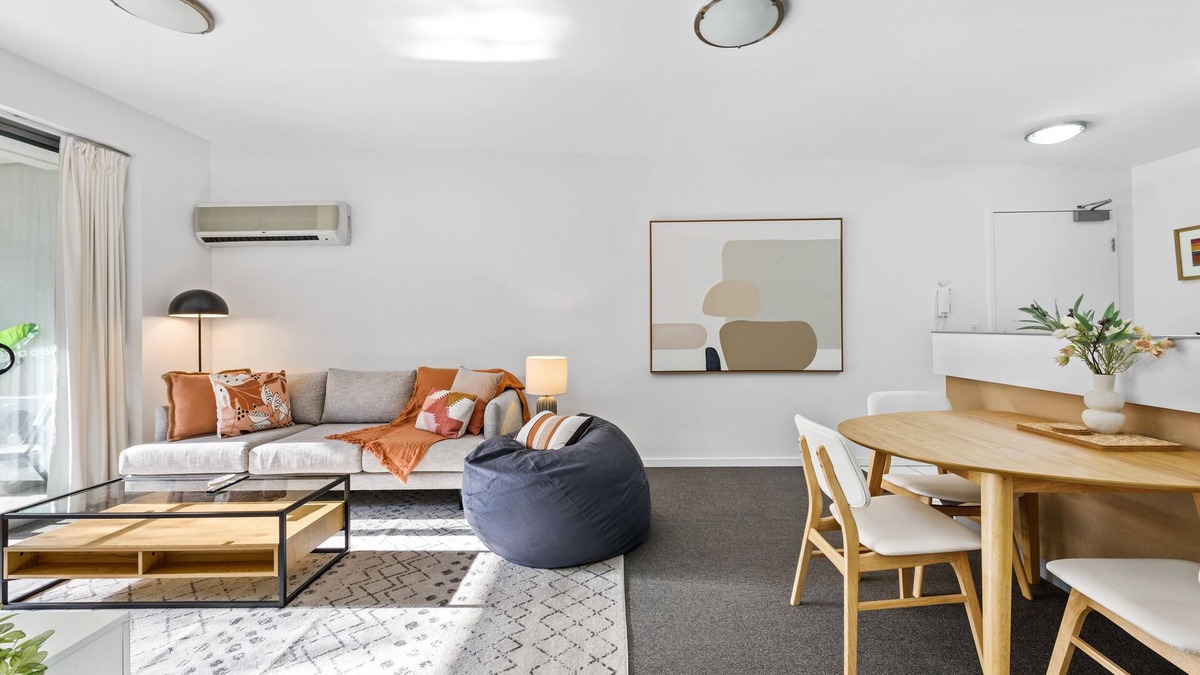 Spring Hill Apartment | Home away from Home! 2Bed/1Bath/Car/Pool~2kms CBD