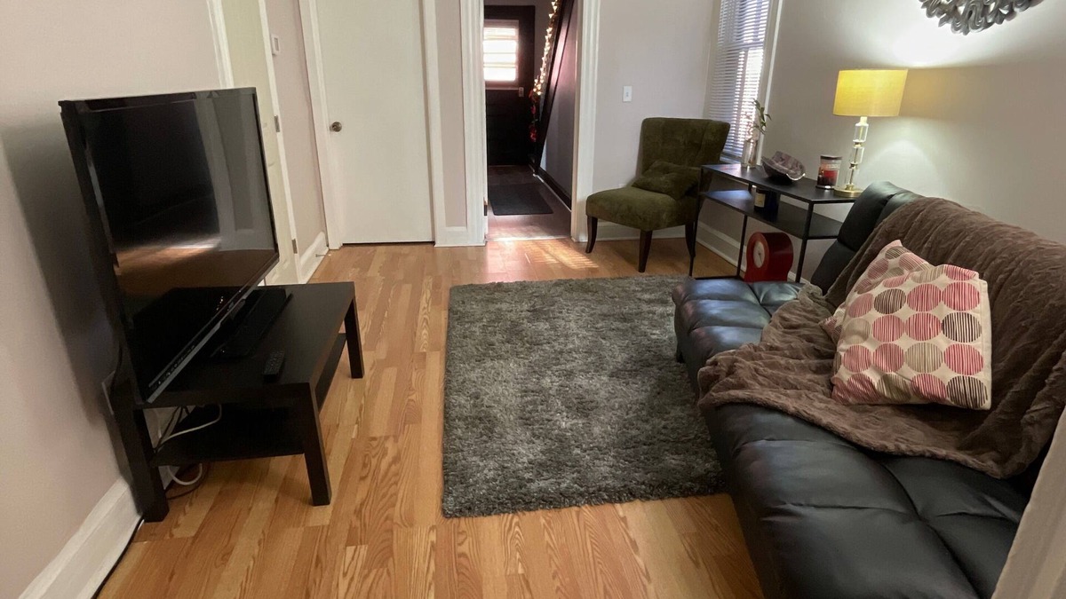 Orange House | Home Away From Home - CoMfy & Private 1 Bedroom !