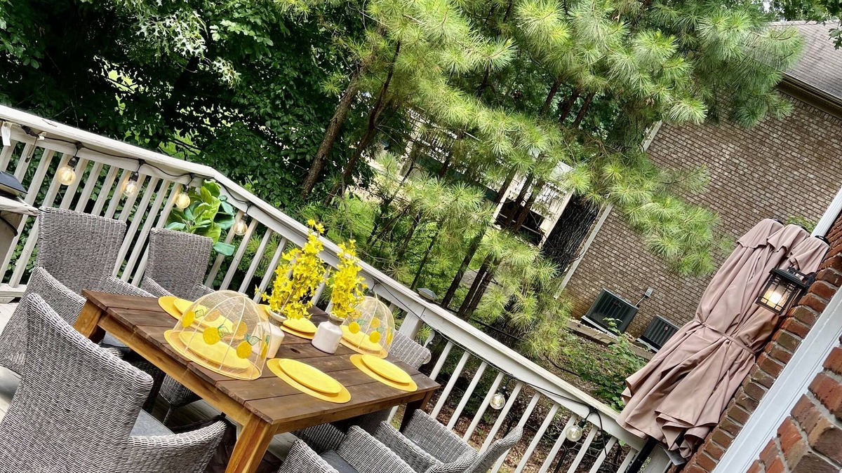 McCalla House | Home away from home! 2 mins to Million dollar Lake. Short distance 2 game time!