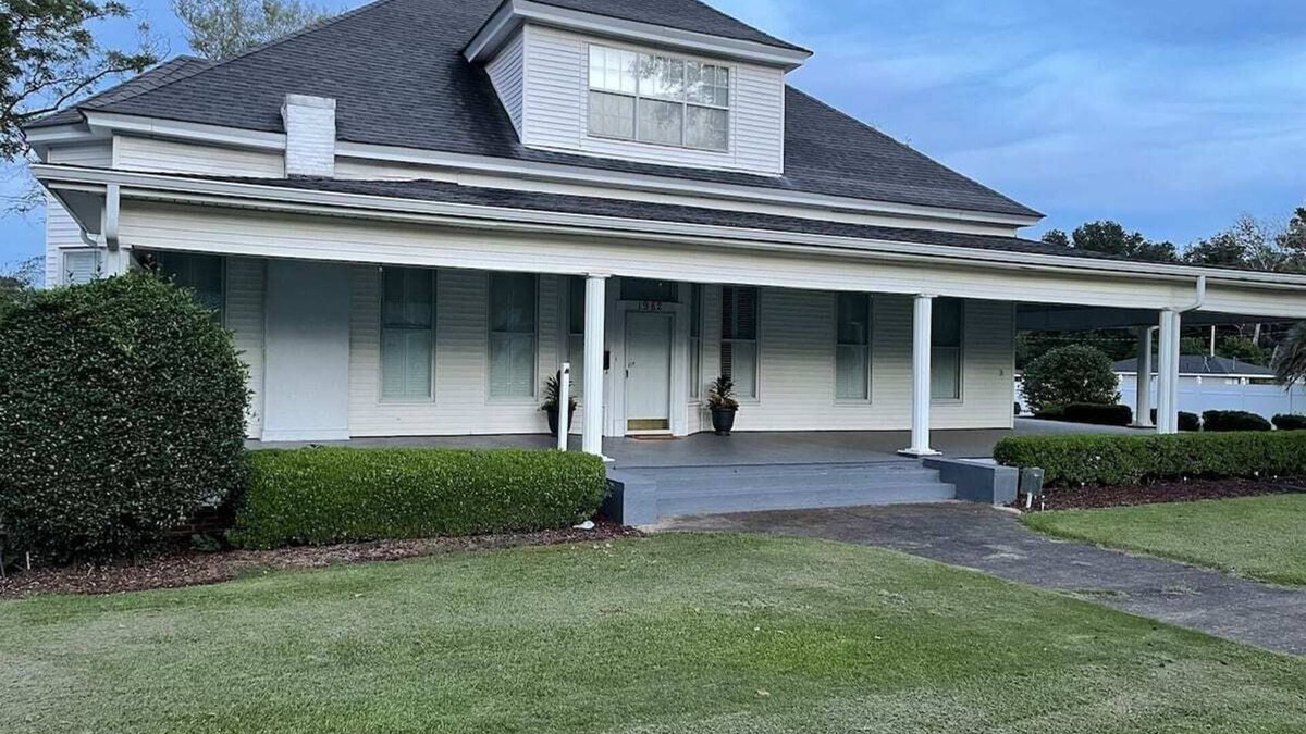 Blakely House | Home away from home Classic 4BR 2.5BR