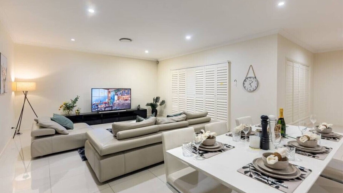 Rochedale House | Home away from home, Grand Family Mansion