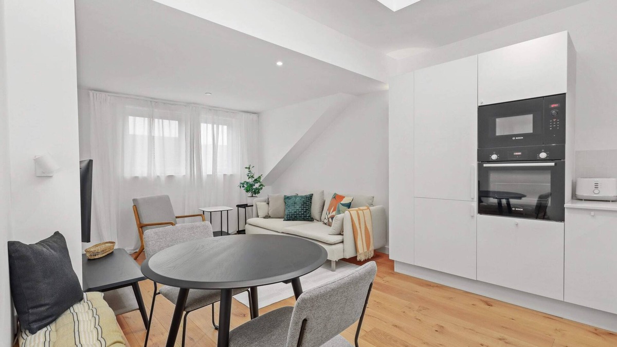 Eastbourne City Centre Apartment | Home Away from Home Stylish Apartment Retreat