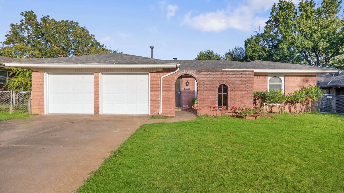 Shawnee House | Home away from home in Shawnee, 3 bed, 2 bath and full of charm!