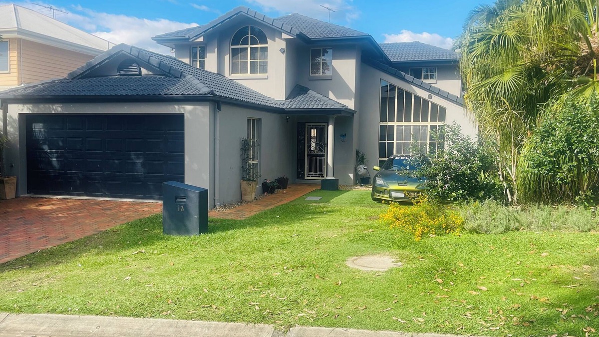 Mansfield House | Home Away From Home! Large executive home with pool.