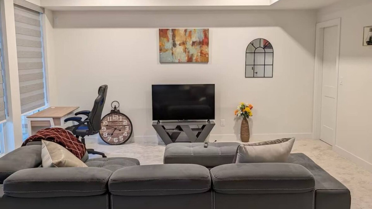 Mission House | Home away from home, next to Mission golf course, racetrack and hiking trails.