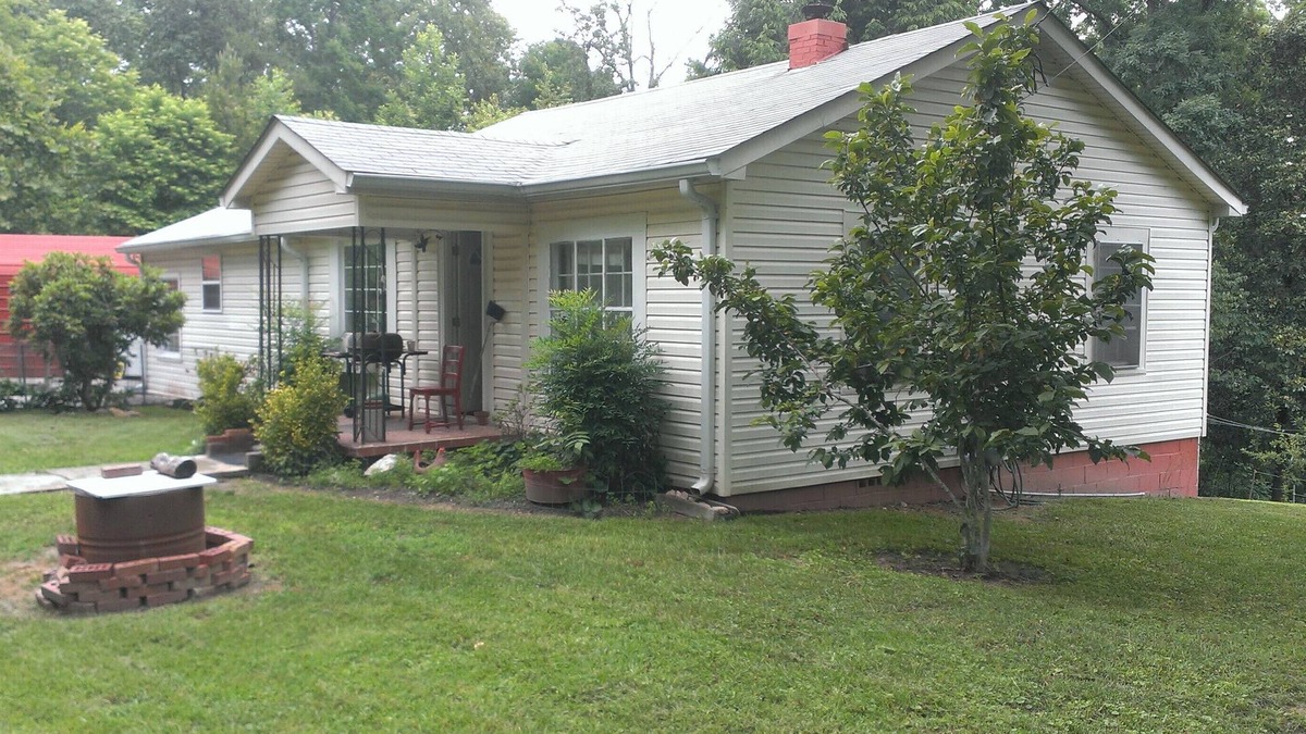 Toccoa House | Home away from Home. Pet friendly.