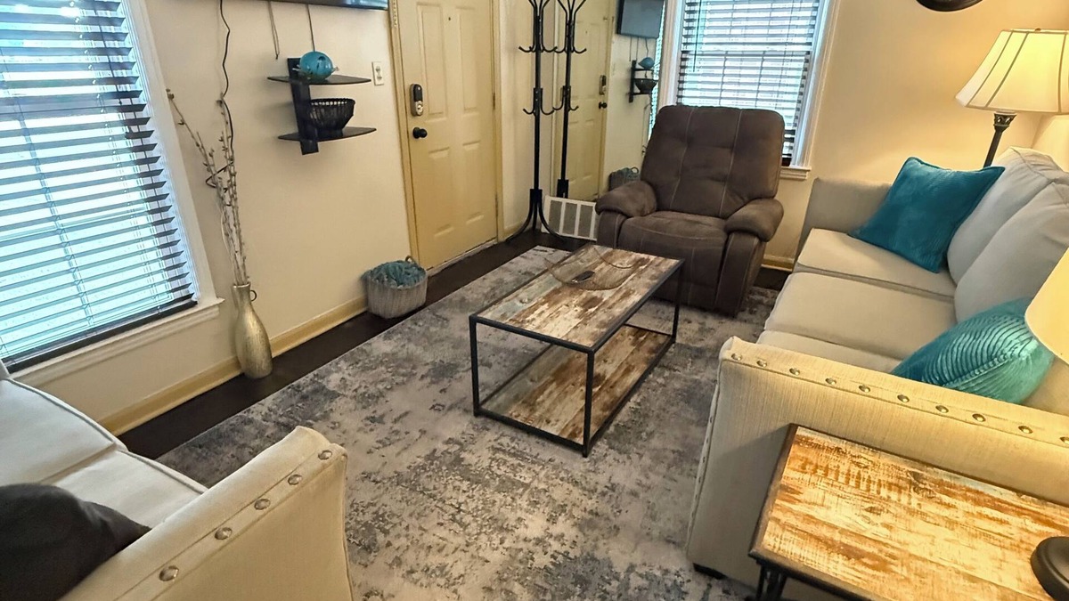 Wyandotte House | Home Away from Homen2-bedroom house in nice Wyandotte with AC, WiFi