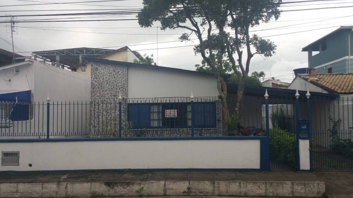 Balneario Remanso House | home Beach Center, wooded and grassy yard with fruit trees.