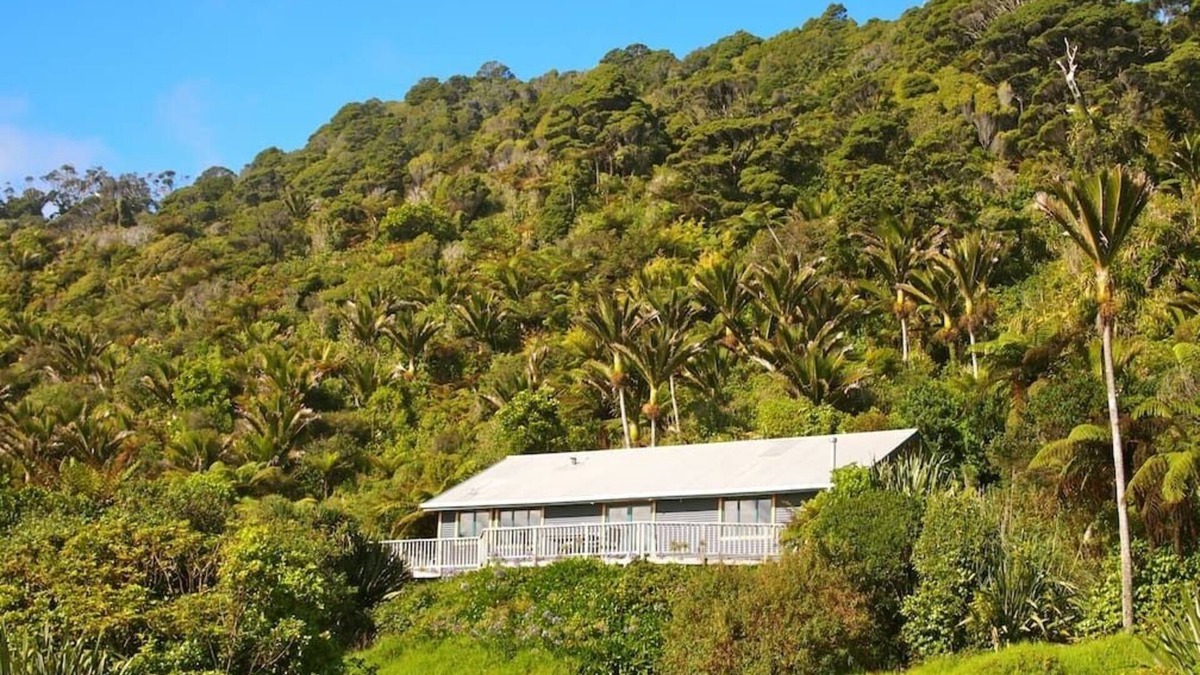 Mokihinui House | Home by the Beach with sensational view! Pet-friendly.