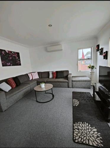 Papatoetoe House | Home Close to Amenities and Airport.