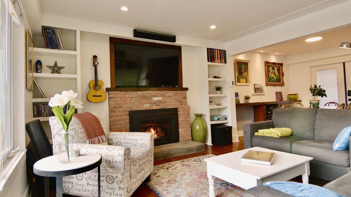 South Central House | Home Close to Beach and Downtown. Licensed short term rental.