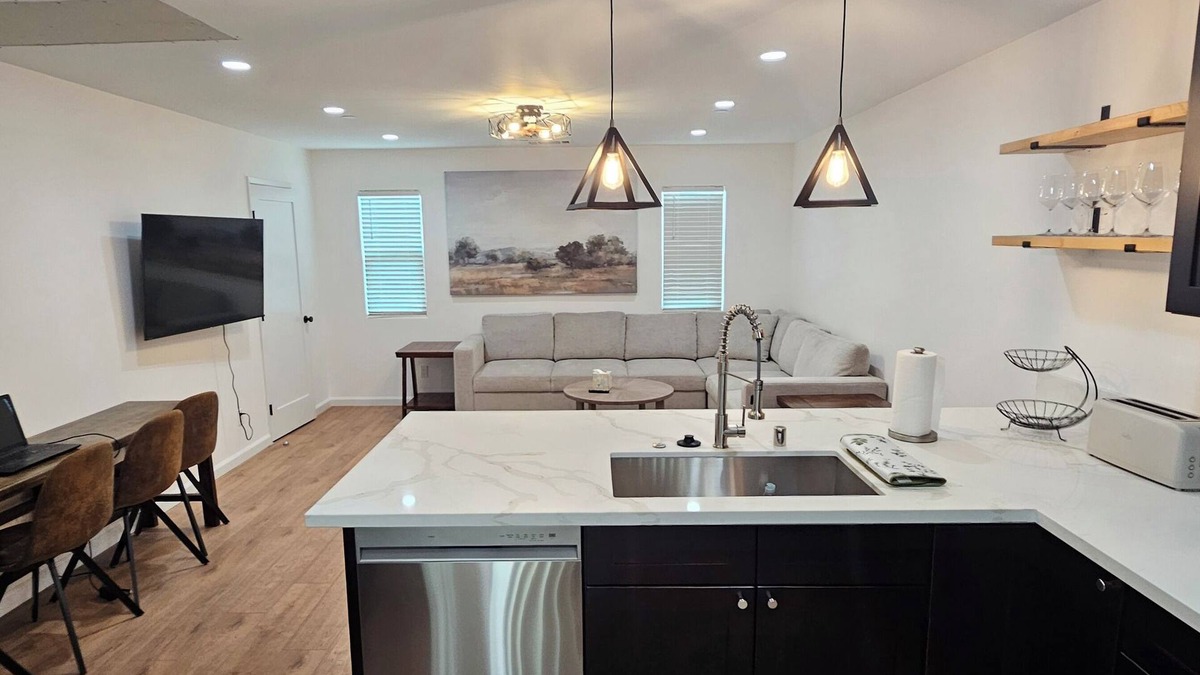 Colton House | Home Close to Universities, Shopping Mall, Redlands, Conventions Center