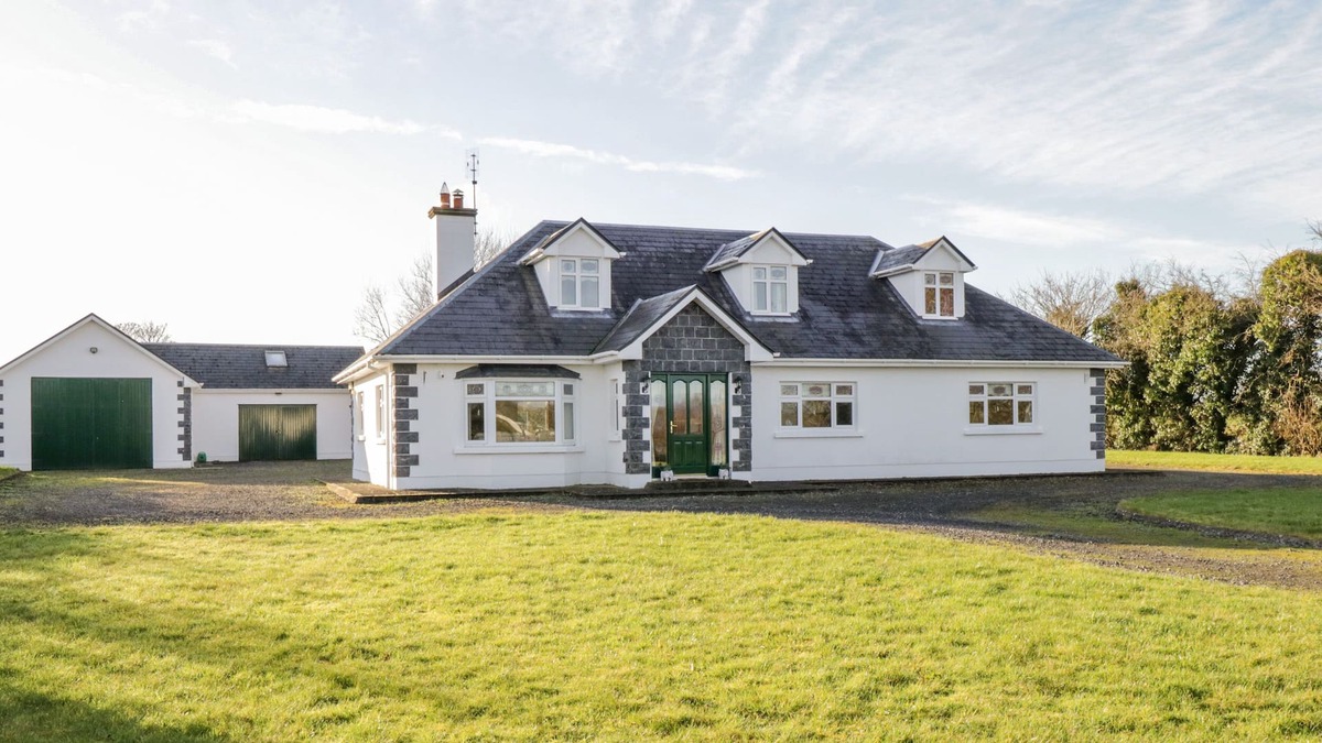 Crosswell Cottage | HOME FARM RETREAT, family friendly in Williamstown, County Galway