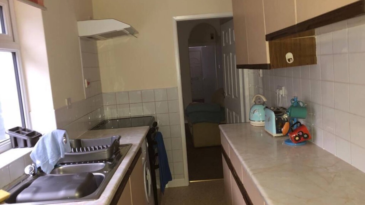 Stoke-on-Trent House | Home from home. Ideal for visiting the Midlands, Waterworld and Alton Towers.