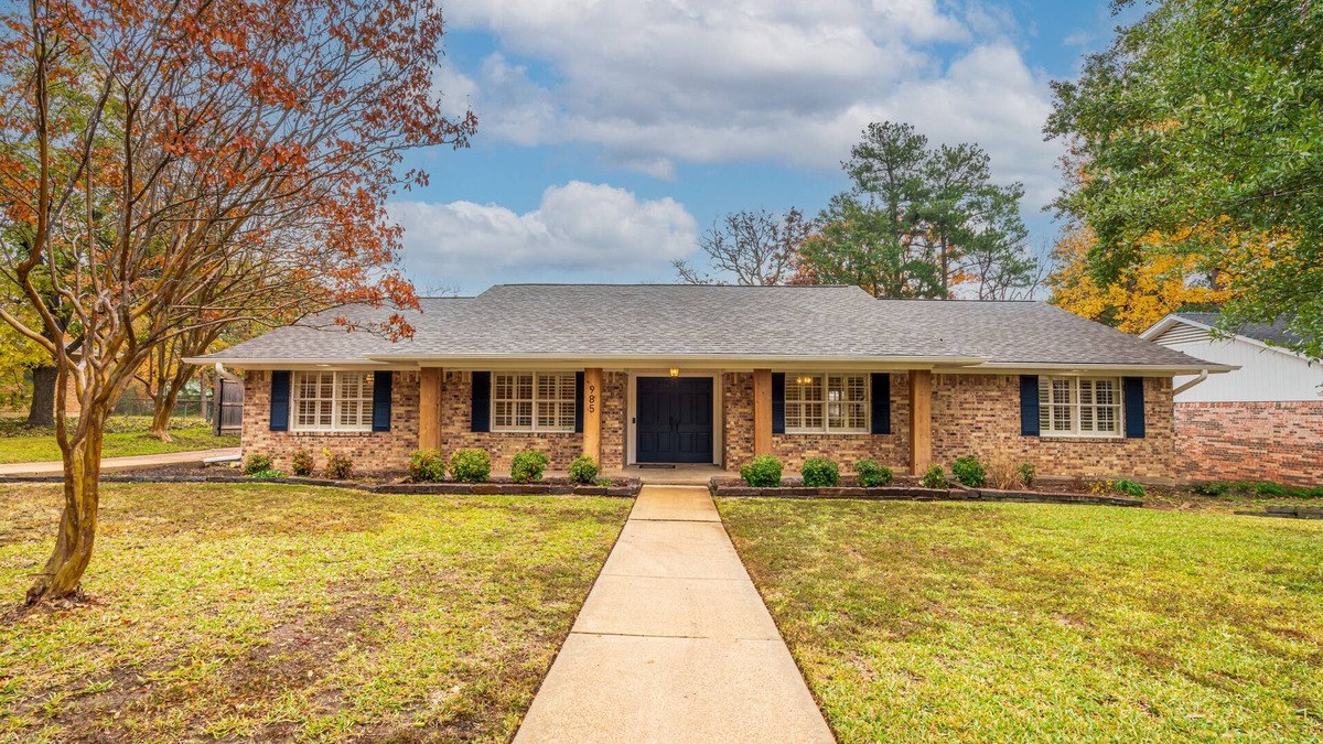 Paris House | Home + garage 4 BEDROOMS, 2.5 BATH, 2 king, 1 queen, 1 full