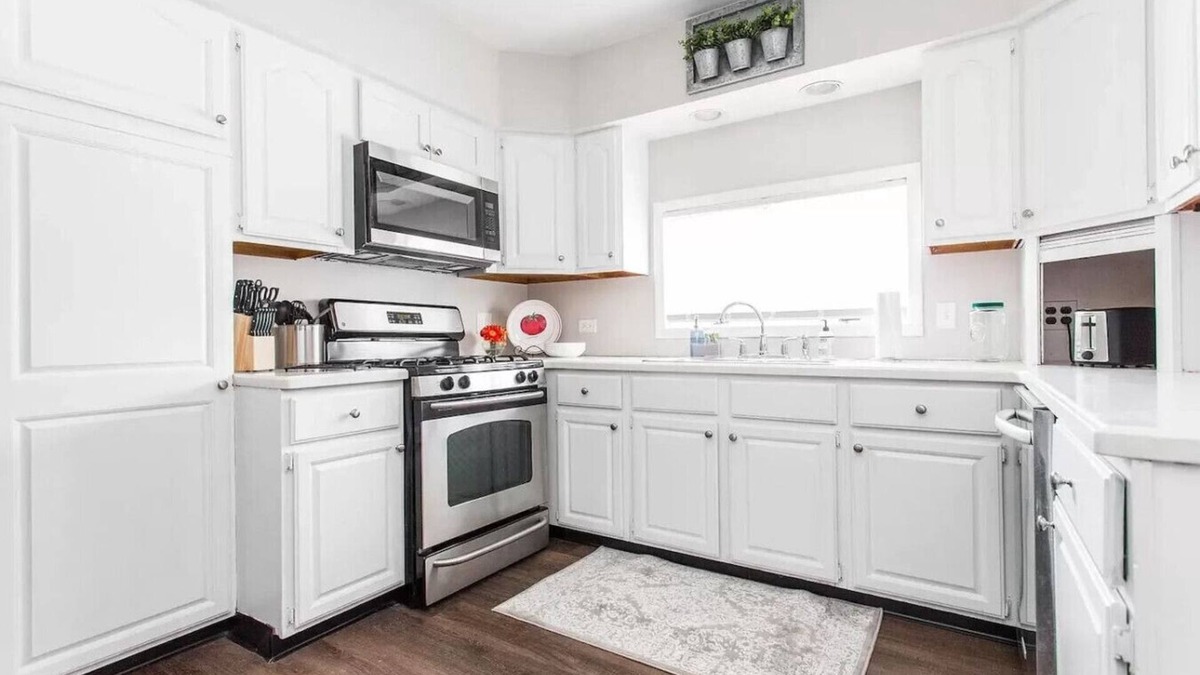 Libertyville House | Home in DT Libertyville great for Navy Graduations