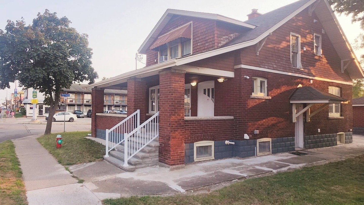 Niagara Falls House | Home in Niagara falls.3 bed,3 bedrooms.close by Clifton Hill,Casino, the falls.