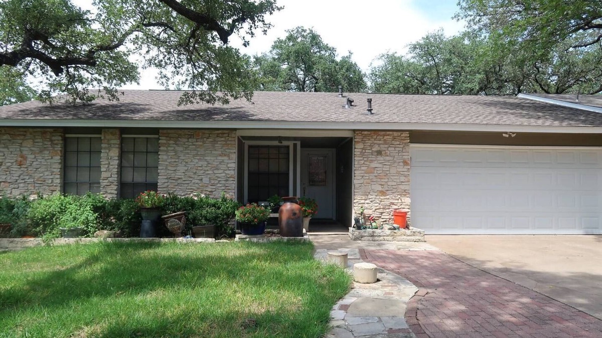 Buckingham Estates House | home in South Austin 1600 sq feet space 4 bedroom