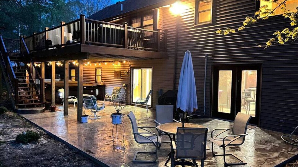 Grandville House | Home in the Woods - hot tub, fishing, pets