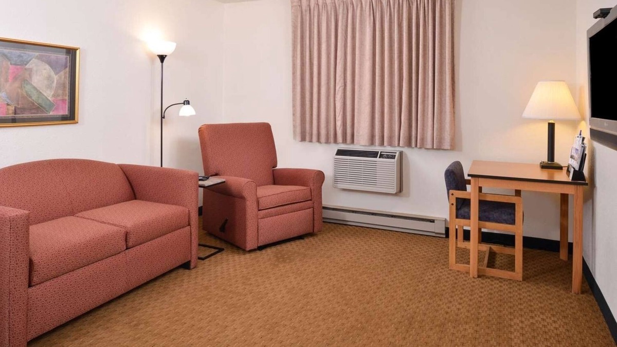Atlantic Hotel | Home-Like Room Near Downtown Iowa – Perfect for One-Night Business Stays