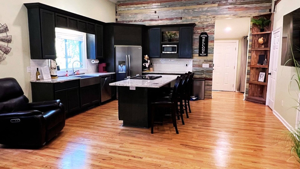 Columbia House | Home Near USC, Perfect for Families & Graduations - Deja Blues