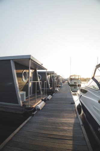 Dinteloord Boat Rental | Home of the Houseboat - Zen