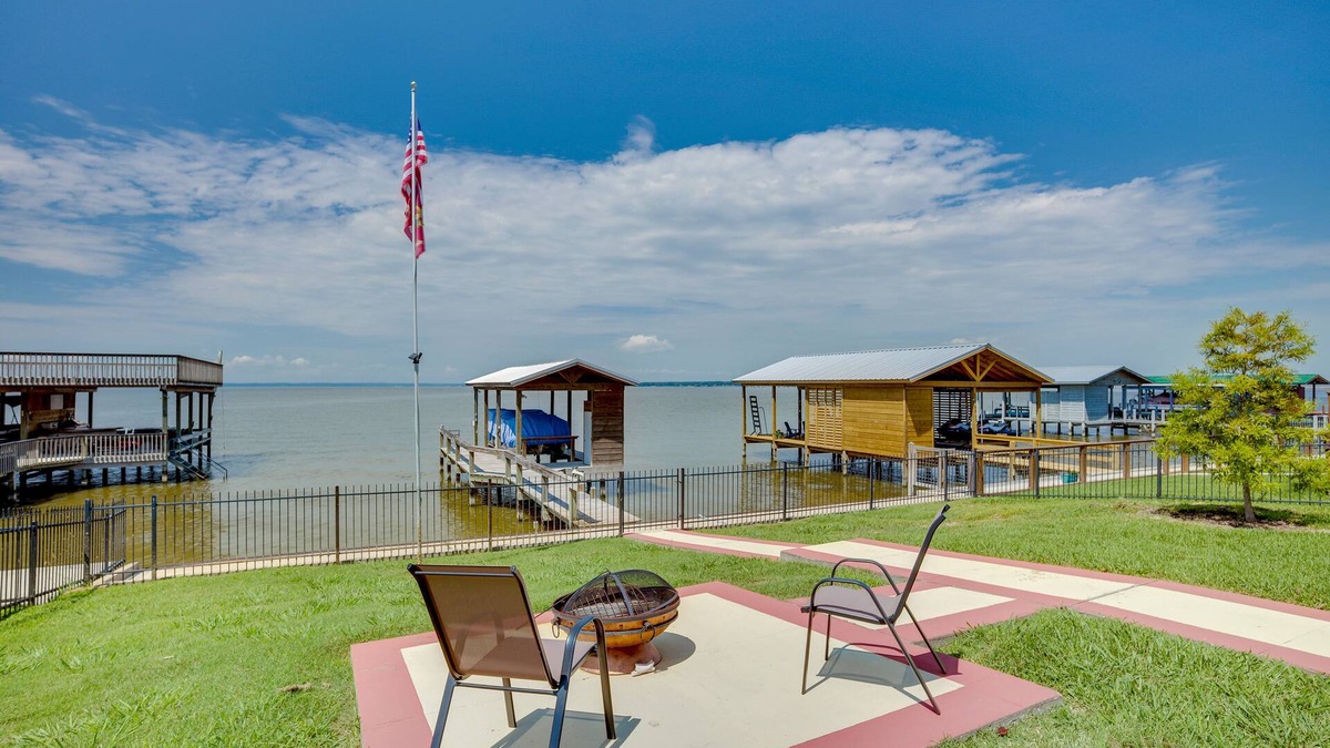 Onalaska House | Home on Lake Livingston w/Deck & 2 Fire Pits!