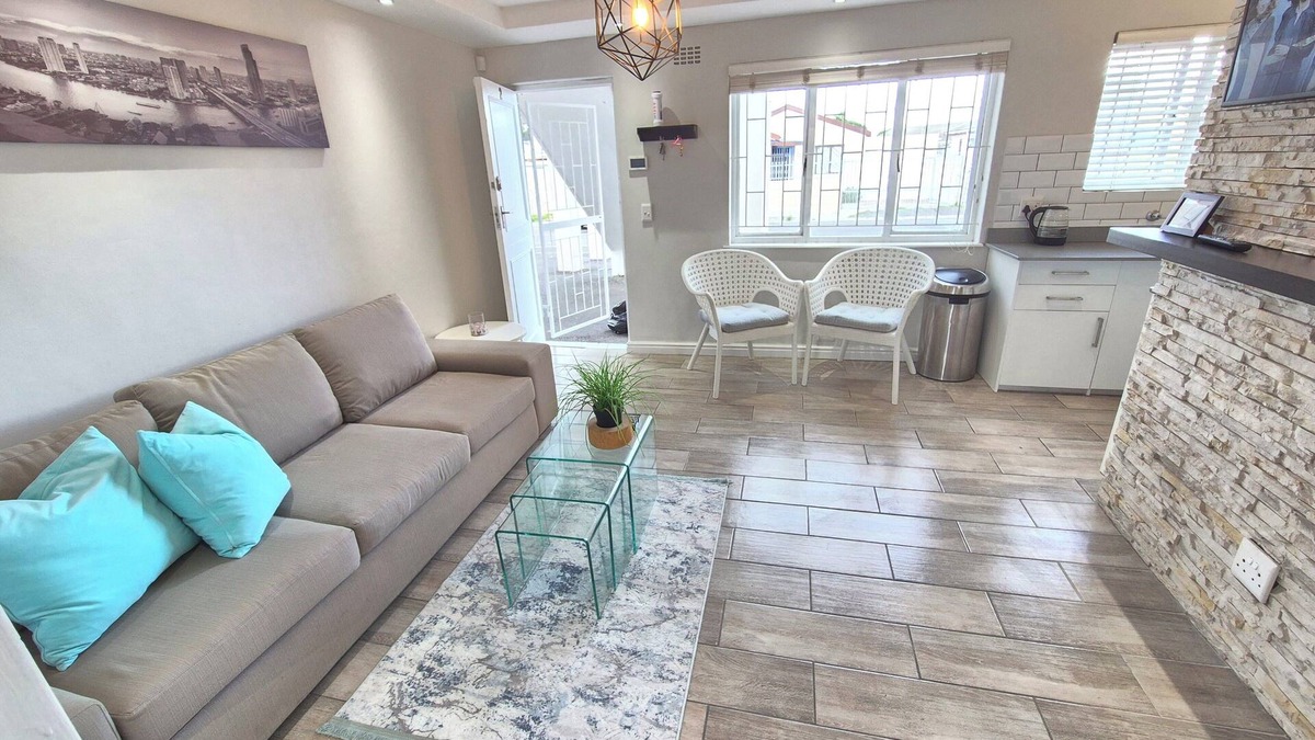 Ottery Apartment | Home-on-Railway~A Lovely contemporary 2-bedroom apartment with WiFi in Cape Town