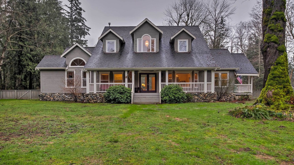 Gold Bar House | Home on Skykomish River w/Fire Pit & Hot Tub