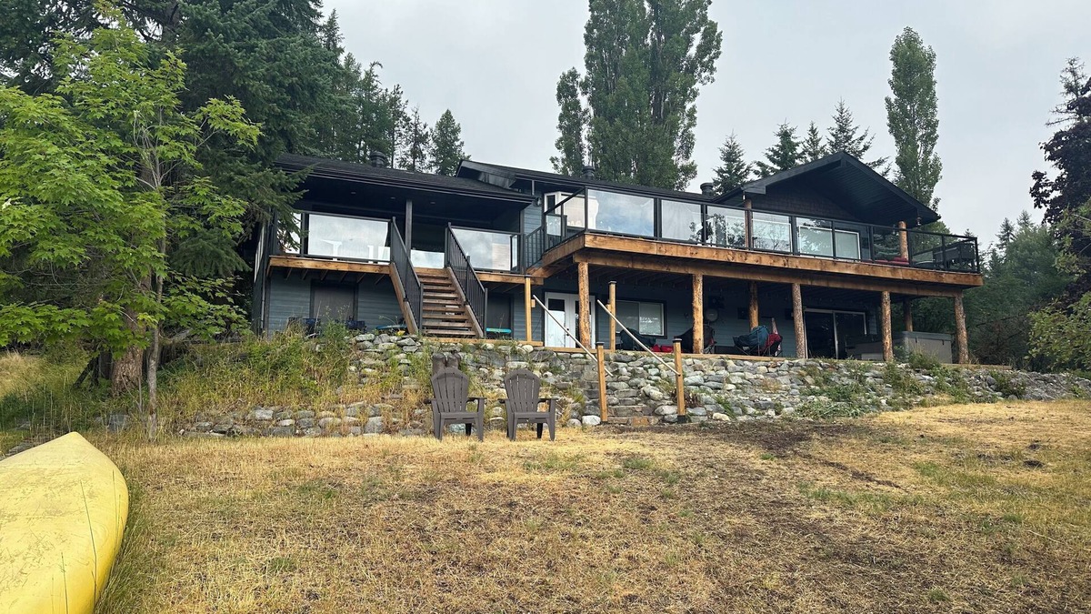 East Kootenay House | Home on the lake nfirepits & hot tub