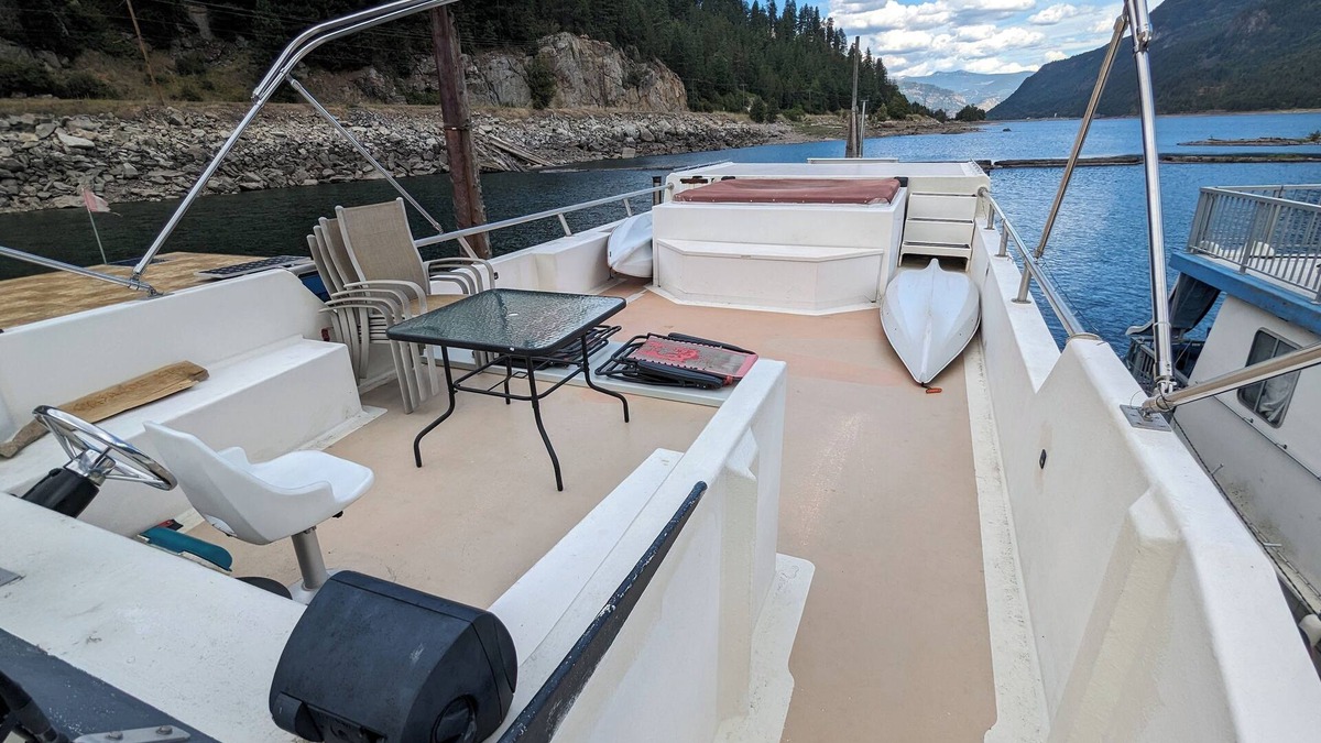 Robson Boat Rental | Home ON THE WATER! This beautiful 6 bedroom home is perfect for making memories.