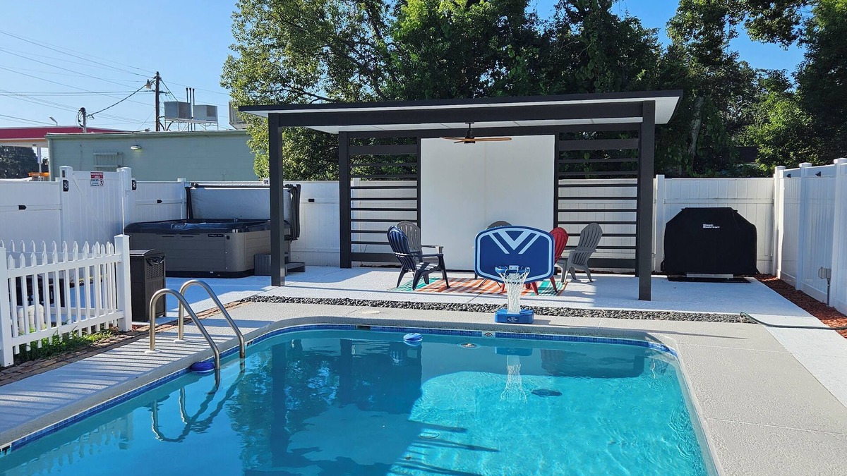 Lakeland House | Home Paradise Lakeland Backyard Jacuzzi & Private Pool Heater Free!