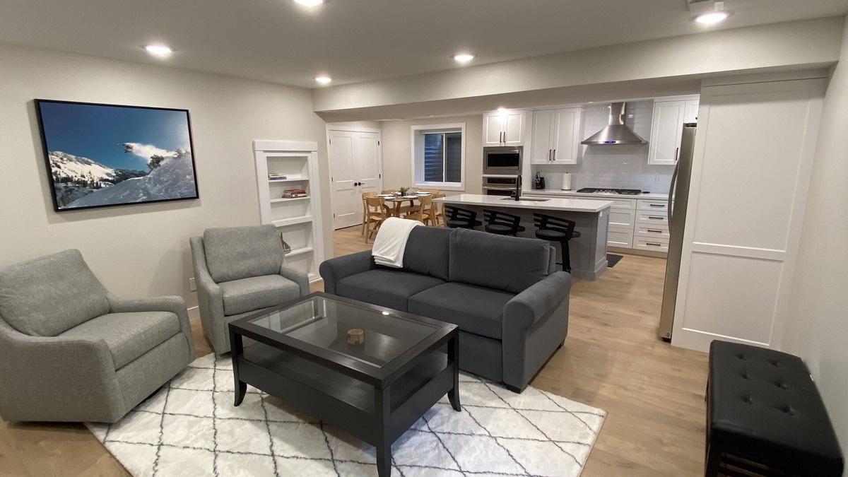 Sandy Apartment | Home Ski Home apartment - 15 minutes from ski resorts!