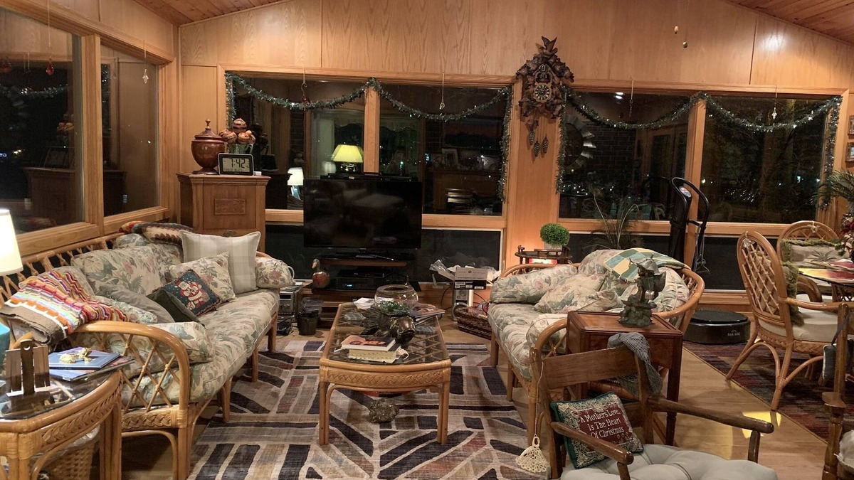 Poplar Bluff House | Home Sweet Home, Spacious Sunroom & Fun Deck!