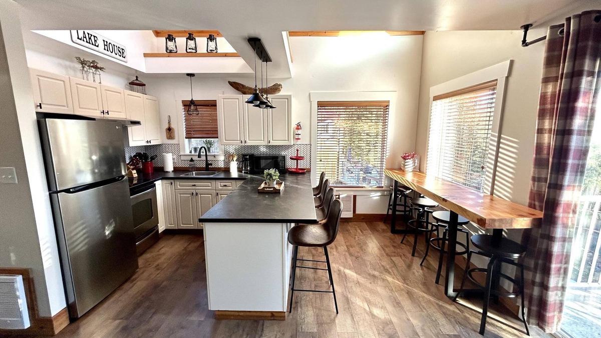 Anglemont Cabin | Home Sweet Lakehouse with HOT TUB! - Shuswap Vacations and Sledding Accommodation
